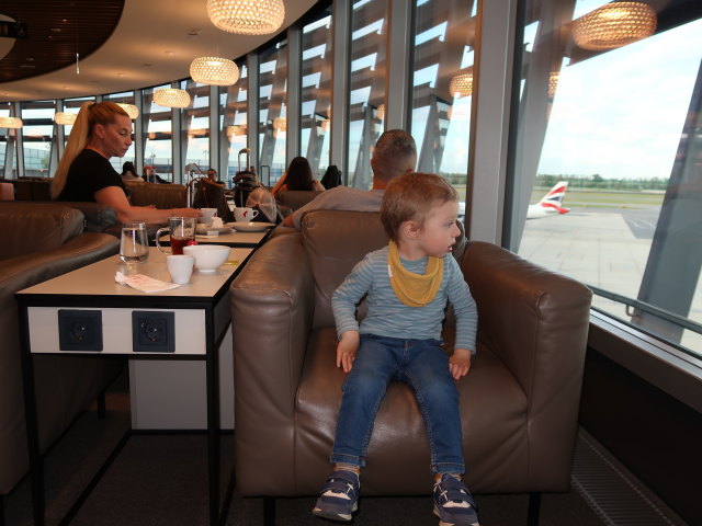 Nils in der Vienna Lounge am Flughafen Wien-Schwechat, 179 m (21. Mai)