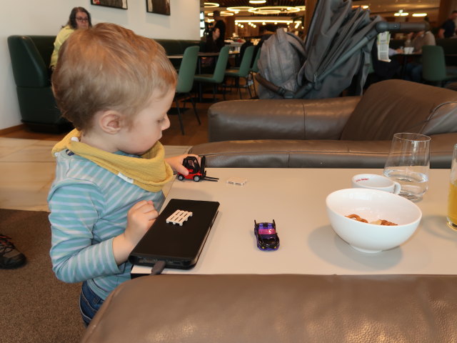 Nils in der Vienna Lounge am Flughafen Wien-Schwechat, 179 m (21. Mai)