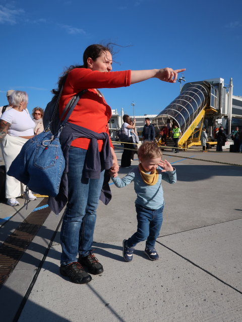 Sabine und Nils am Flughafen Wien-Schwechat, 179 m (21. Mai)