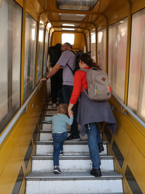 Nils und Sabine am Flughafen Wien-Schwechat, 179 m (21. Mai)