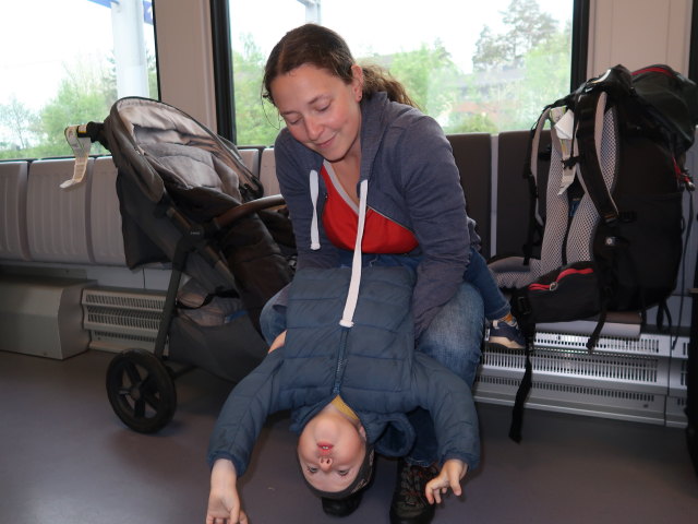 Sabine und Nils im T 8659 im Leinel&auml;n Rautatieasema (21. Mai)