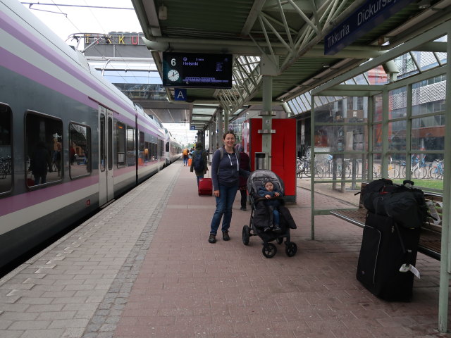 Sabine und Nils im Tikkurilan Rautatieasema (21. Mai)