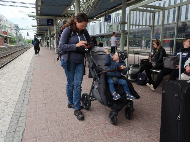 Sabine und Nils im Tikkurilan Rautatieasema (21. Mai)