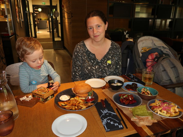 Nils und Sabine im Restaurant Venn in Kotka (22. Mai)