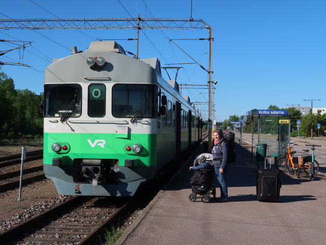 Nils und Sabine im Kotkan Sataman Rautatieasema (23. Mai)