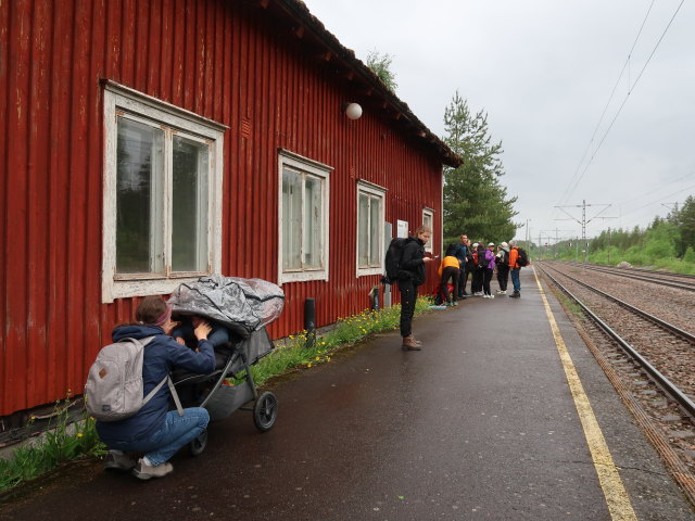 Sabine und Nils im Hillosensalmen Rautatieasema (24. Mai)