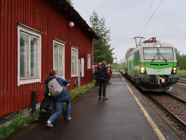 Nils und Sabine im Hillosensalmen Rautatieasema (24. Mai)