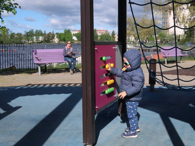 Sabine und Nils im Pikku Kakkosen Leikkipuisto in Savonlinna (25. Mai)