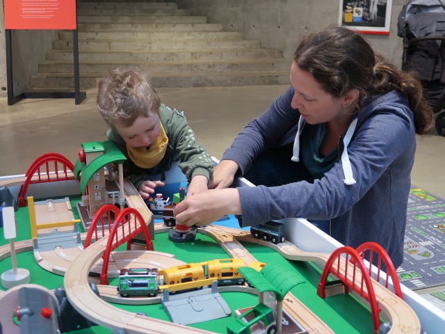Nils und Sabine in der Sonderausstellung 'Leikki&auml;h&auml;n t&auml;m&auml; vaan on' im Suomen Mets&auml;museo Lusto (25. Mai)