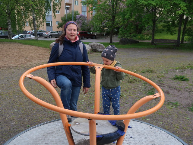 Sabine und Nils beim Hotel Oscar in Varkaus (26. Mai)