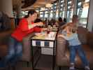 Sabine und Nils in der Vienna Lounge am Flughafen Wien-Schwechat, 179 m (21. Mai)