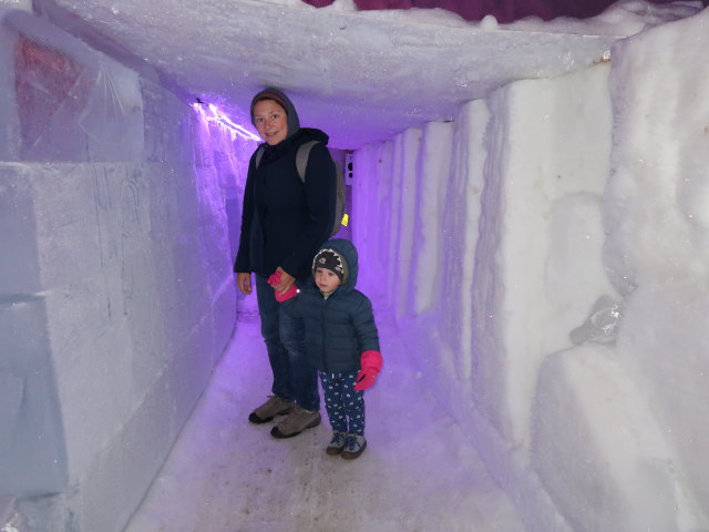 Sabine und Nils in der Muumi-J&auml;&auml;luola in Lepp&auml;virta (27. Mai)