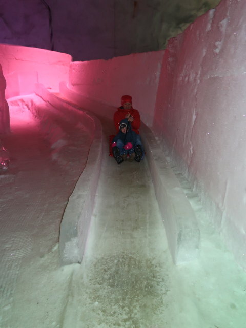 Nils und ich im Vesileppis Winterpark in der Muumi-J&auml;&auml;luola in Lepp&auml;virta (27. Mai)