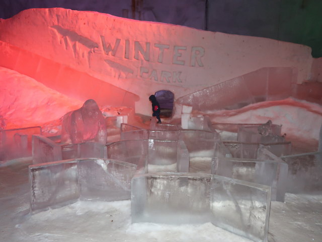 Nils im Vesileppis Winterpark in der Muumi-J&auml;&auml;luola in Lepp&auml;virta (27. Mai)