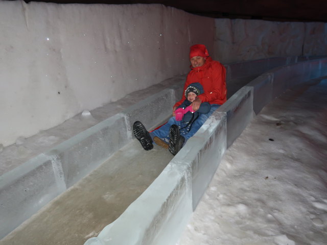 Nils und ich im Vesileppis Winterpark in der Muumi-J&auml;&auml;luola in Lepp&auml;virta (27. Mai)