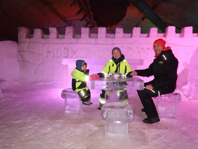 Nils, Sabine und ich in der Muumi-J&auml;&auml;luola in Lepp&auml;virta (27. Mai)