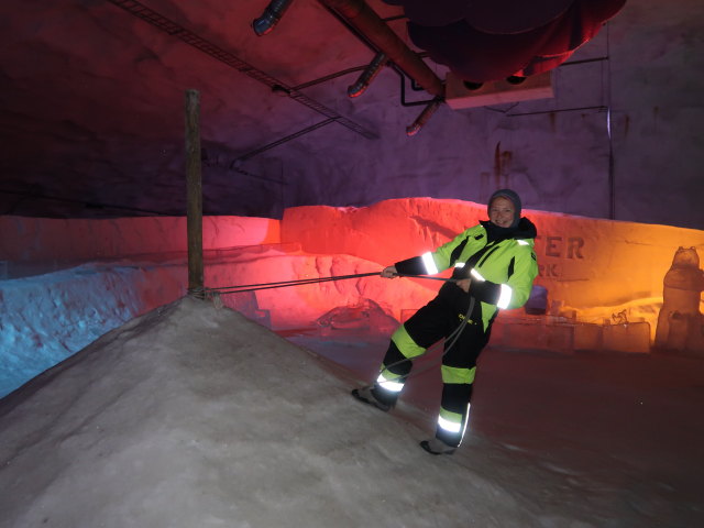 Sabine im Vesileppis Winterpark in der Muumi-J&auml;&auml;luola in Lepp&auml;virta (27. Mai)