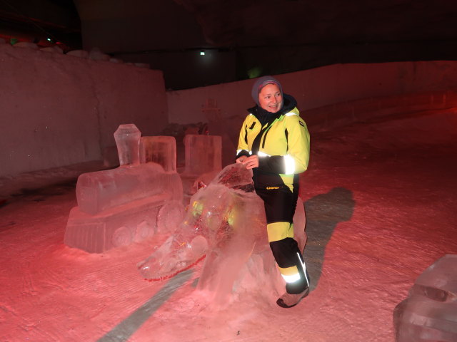 Sabine im Vesileppis Winterpark in der Muumi-J&auml;&auml;luola in Lepp&auml;virta (27. Mai)