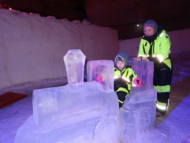 Nils und Sabine im Vesileppis Winterpark in der Muumi-J&auml;&auml;luola in Lepp&auml;virta (27. Mai)