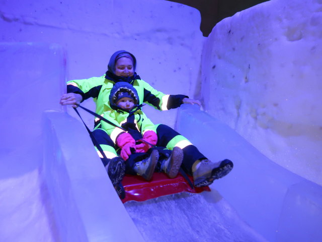 Sabine und Nils im Vesileppis Winterpark in der Muumi-J&auml;&auml;luola in Lepp&auml;virta (27. Mai)