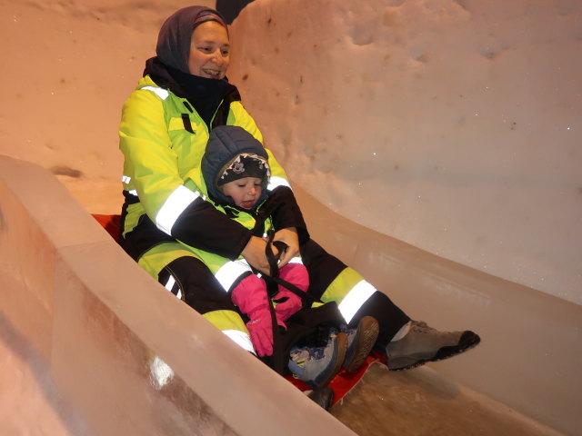 Sabine und Nils im Vesileppis Winterpark in der Muumi-J&auml;&auml;luola in Lepp&auml;virta (27. Mai)