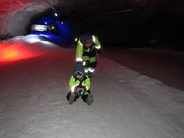 Nils und Sabine im Vesileppis Winterpark in der Muumi-J&auml;&auml;luola in Lepp&auml;virta (27. Mai)