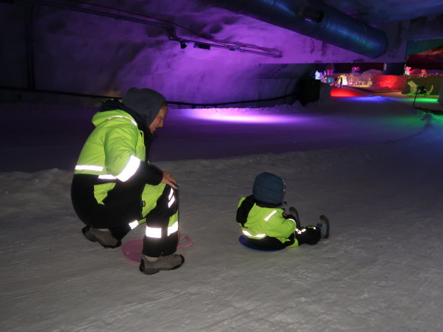 Sabine und Nils im Vesileppis Winterpark in der Muumi-J&auml;&auml;luola in Lepp&auml;virta (27. Mai)