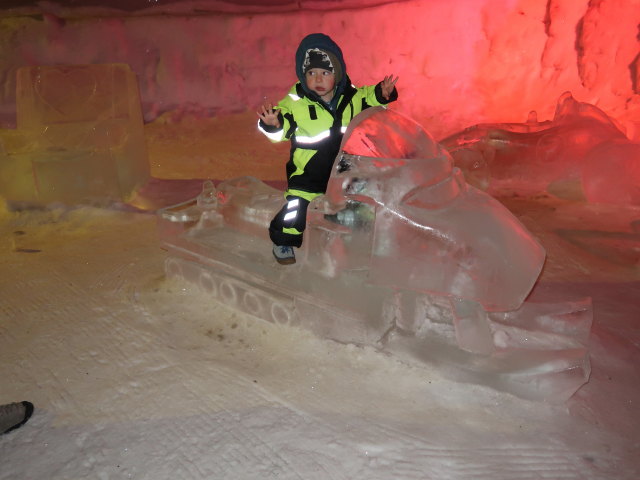 Nils im Vesileppis Winterpark in der Muumi-J&auml;&auml;luola in Lepp&auml;virta (27. Mai)