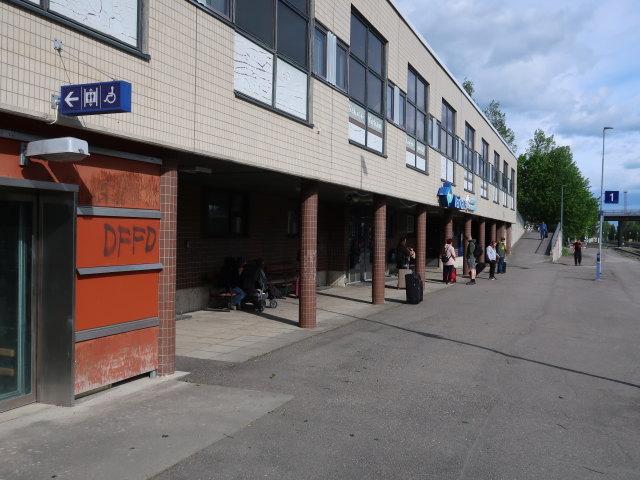 Sabine im Varkauden Rautatieasema (27. Mai)