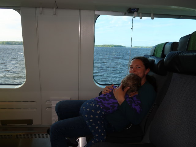 Nils und Sabine im IC 148 zwischen Hankasalmi und Jyv&auml;skyl&auml; (27. Mai)