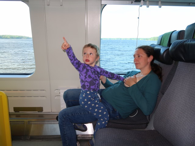 Nils und Sabine im IC 148 zwischen Hankasalmi und Jyv&auml;skyl&auml; (27. Mai)