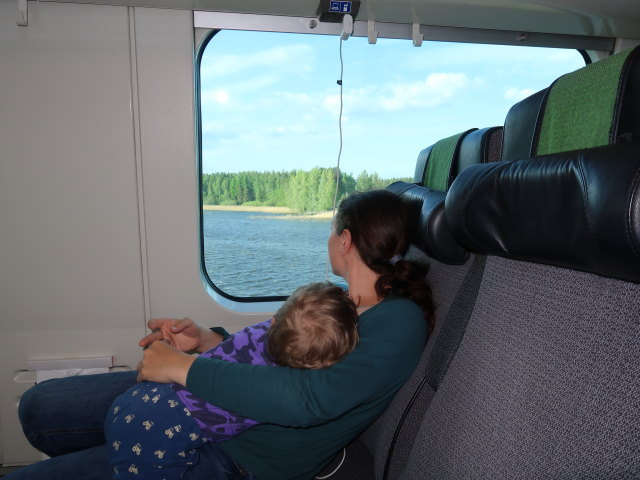Nils und Sabine im IC 148 zwischen Hankasalmi und Jyv&auml;skyl&auml; (27. Mai)