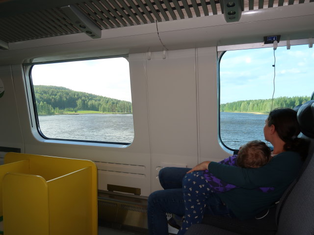 Nils und Sabine im IC 148 zwischen Hankasalmi und Jyv&auml;skyl&auml; (27. Mai)