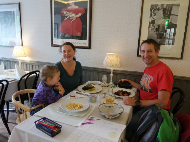 Nils, Sabine und ich im Ravintola Kissanviikset in Jyv&auml;skyl&auml; (27. Mai)