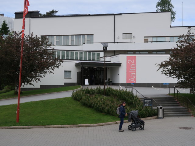 Sabine und Nils beim Aalto2-Museokeskus in Jyv&auml;skyl&auml; (28. Mai)