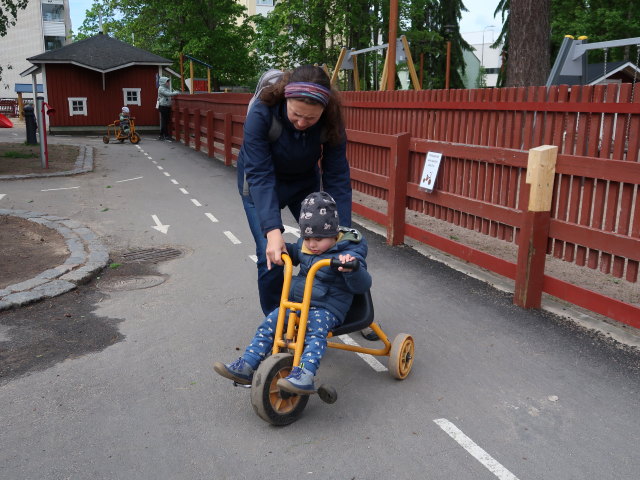 Sabine und Nils im M&auml;ki-Matin Perhepuisto in Jyv&auml;skyl&auml; (28. Mai)