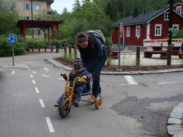 Nils und Sabine im M&auml;ki-Matin Perhepuisto in Jyv&auml;skyl&auml; (28. Mai)