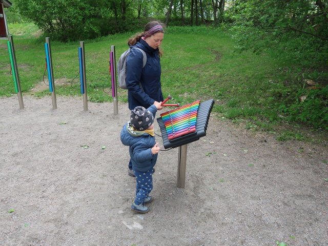 Nils und Sabine im M&auml;ki-Matin Perhepuisto in Jyv&auml;skyl&auml; (28. Mai)