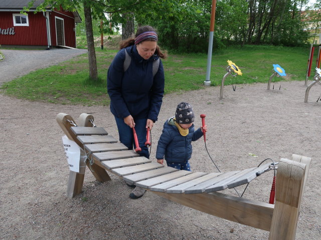 Sabine und Nils im M&auml;ki-Matin Perhepuisto in Jyv&auml;skyl&auml; (28. Mai)