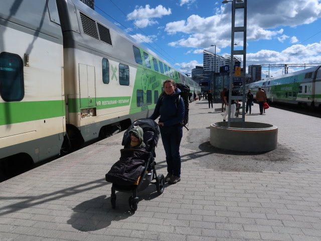 Nils und Sabine im Tampereen Rautatieasema (28. Mai)