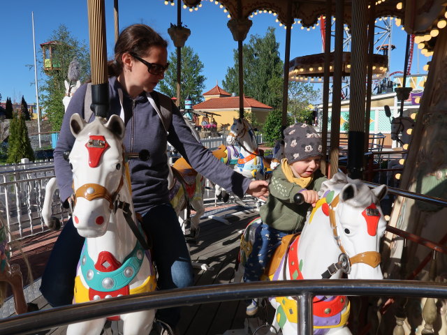 Sabine und Nils am Karamelli-Karuselli in S&auml;rk&auml;nniemi in Tampere (29. Mai)