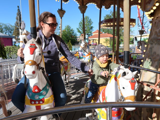 Sabine und Nils am Karamelli-Karuselli in S&auml;rk&auml;nniemi in Tampere (29. Mai)