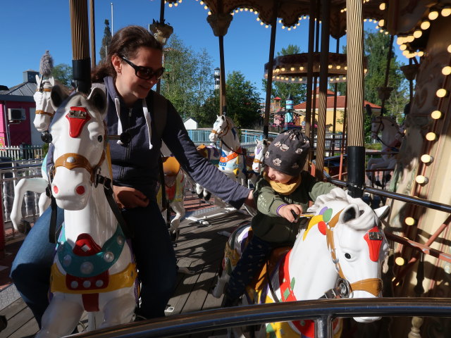 Sabine und Nils am Karamelli-Karuselli in S&auml;rk&auml;nniemi in Tampere (29. Mai)