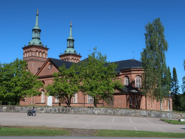 Sabine bei der Tyrv&auml;&auml;n Kirkko in Sastamala (30. Mai)