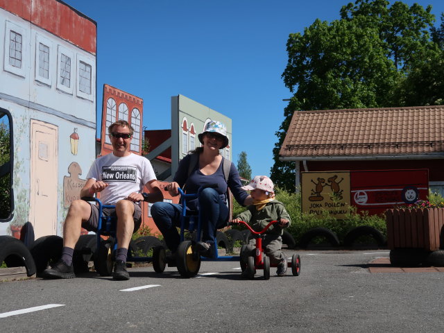Ich, Sabine und Nils auf der Autorata im Herra Hakkaraisen Talo in Sastamala (30. Mai)