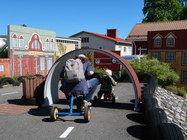 Sabine und Nils auf der Autorata im Herra Hakkaraisen Talo in Sastamala (30. Mai)