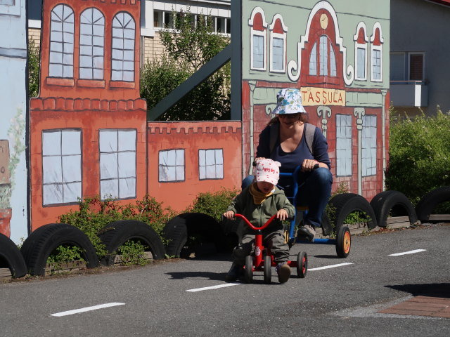 Nils und Sabine auf der Autorata im Herra Hakkaraisen Talo in Sastamala (30. Mai)