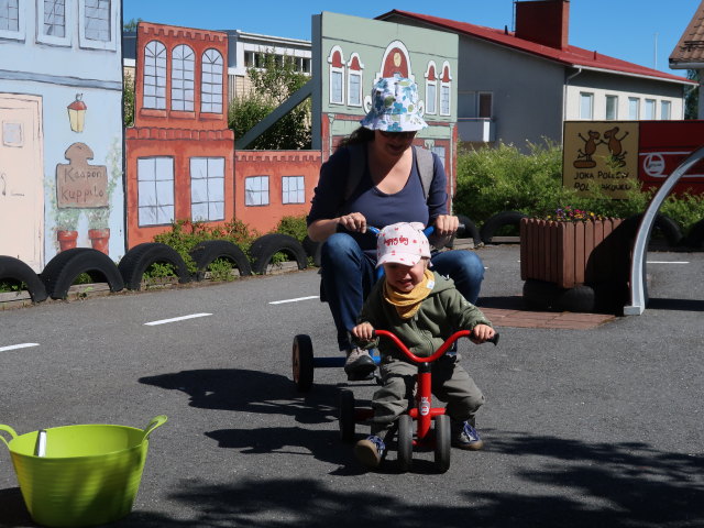 Sabine und Nils auf der Autorata im Herra Hakkaraisen Talo in Sastamala (30. Mai)