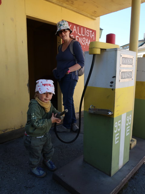 Nils und Sabine auf der Autorata im Herra Hakkaraisen Talo in Sastamala (30. Mai)