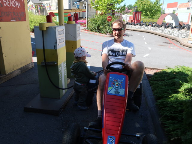 Nils und ich auf der Autorata im Herra Hakkaraisen Talo in Sastamala (30. Mai)